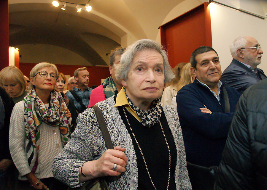 Изабелла Белят, Роберт Лотош