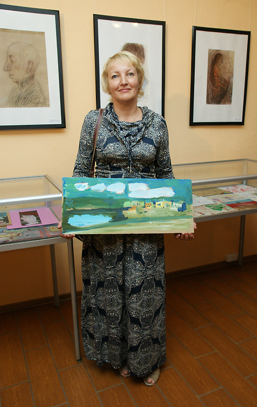 Ольга Гусева с картиной Арона Зинштейна