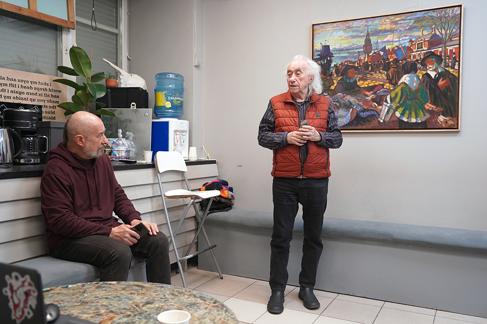 Анатолий Заславский у картины Георгия Мудрёнова